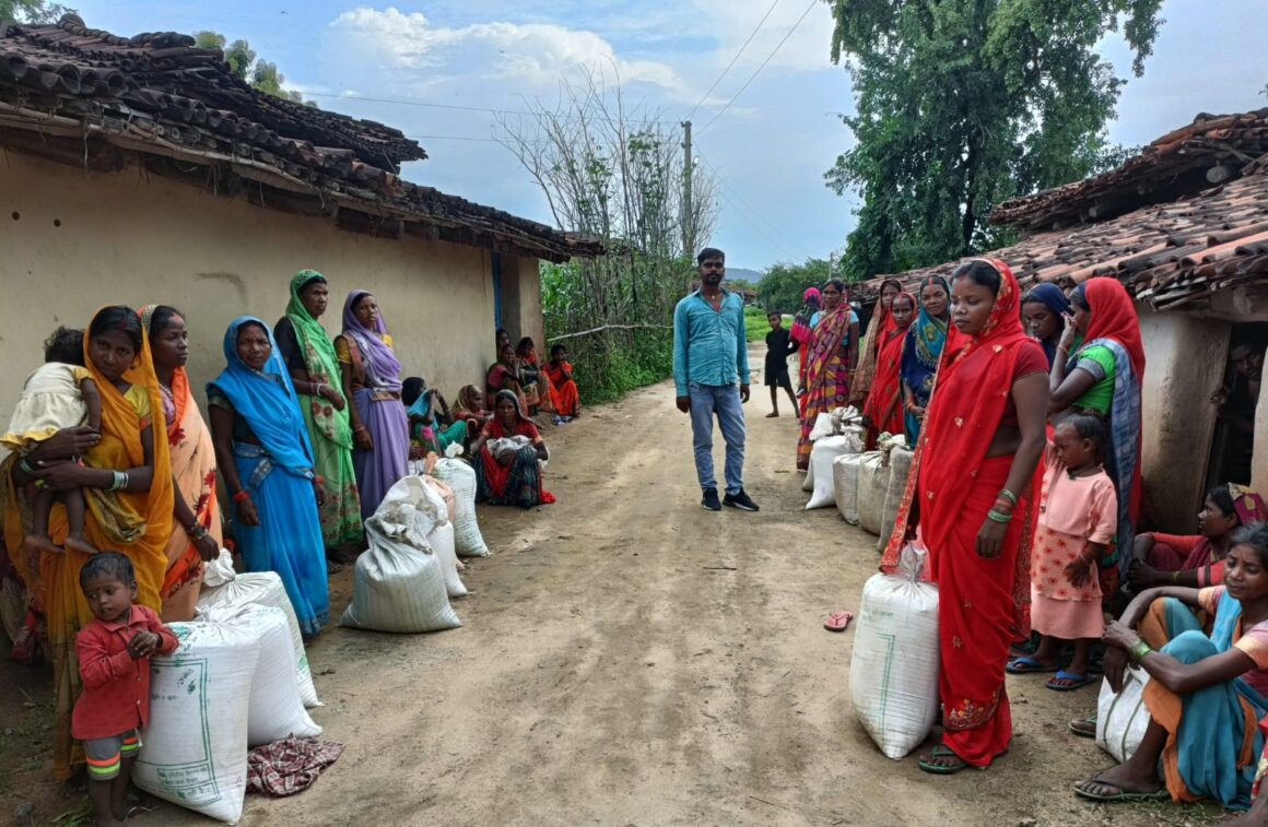 PDS users collecting ration grains in Sohdag Khurd village, Jharkhand. While millets have been subsidised and made available through the PDS, rice remains a staple among beneficiaries. Photo by Mithilesh Singh.